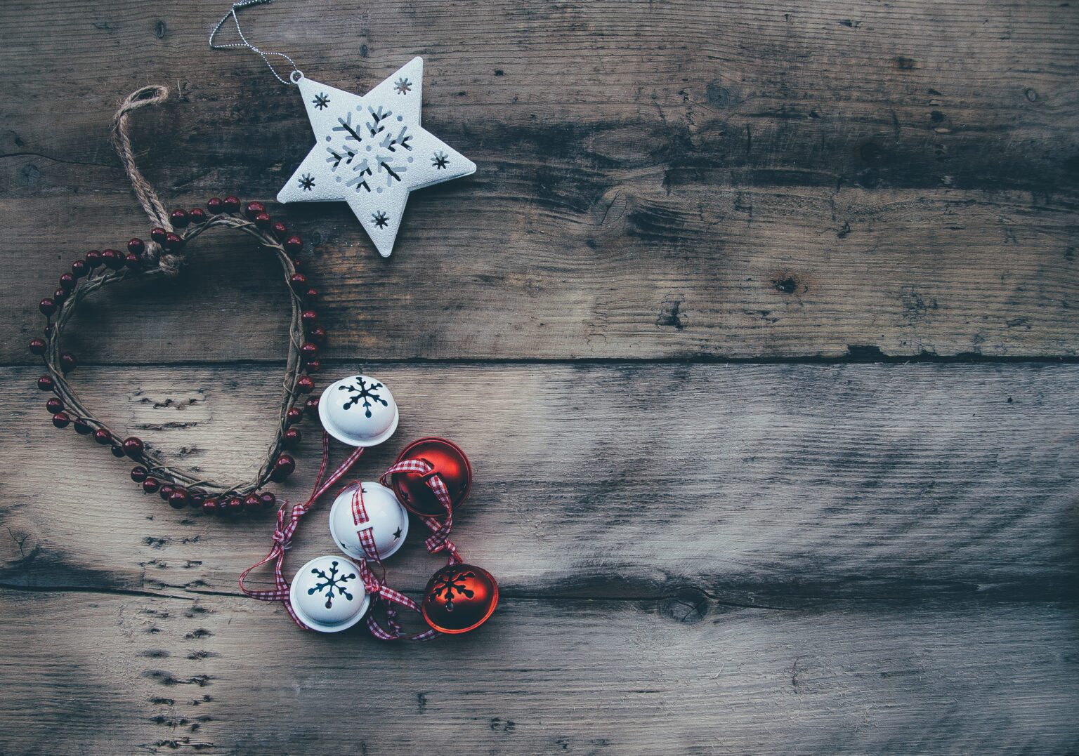 Cascabeles rojos y blancos con una estrella navideña