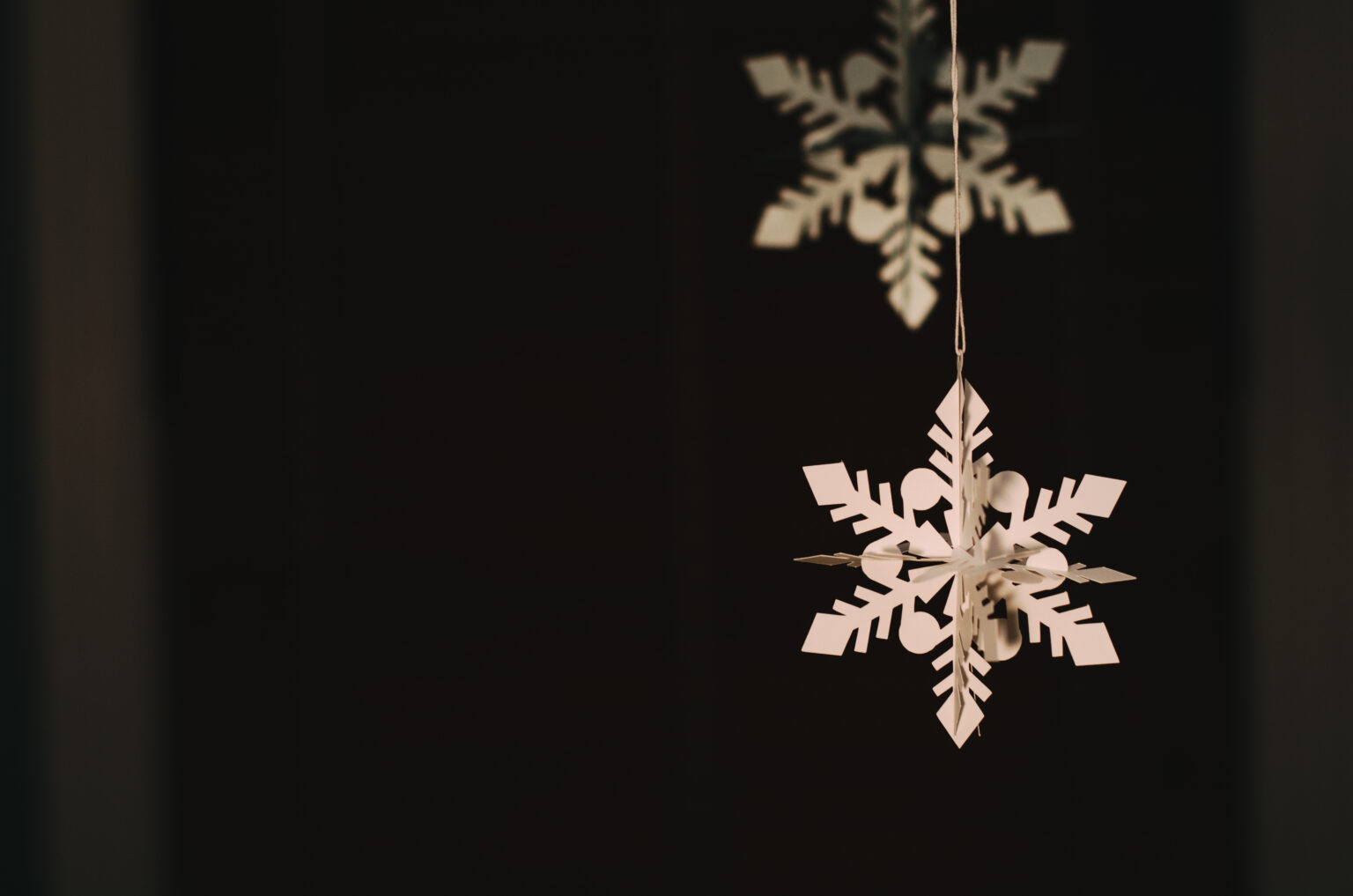 Copo de nieve decorativo colgando